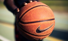 开云体育-赛道上的心跳时刻，阿斯顿马丁险胜法拉利，拉塞尔点燃赛场