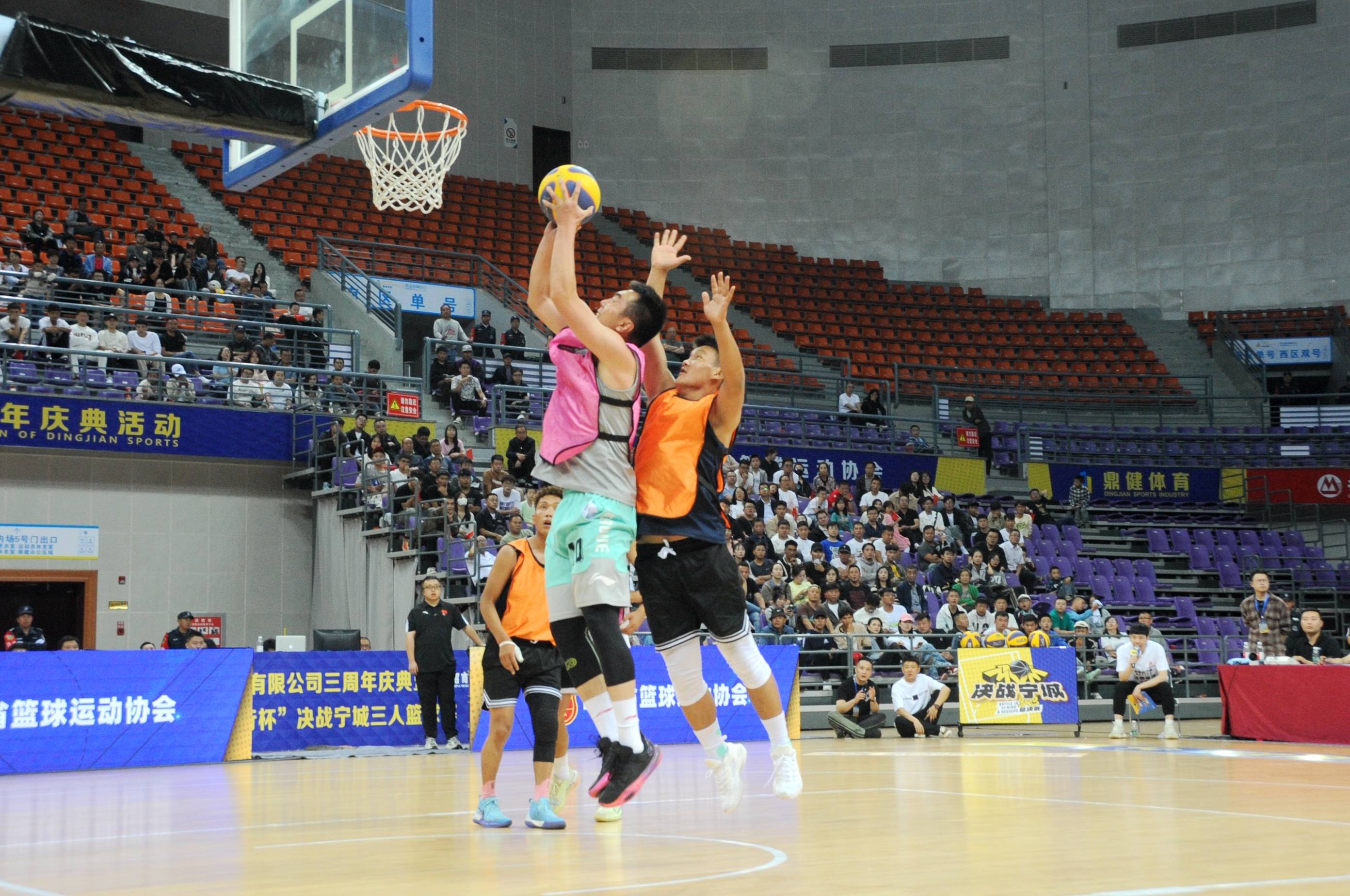 关于篮球比赛中的精彩瞬间,让人目不转睛!的信息 关于篮球比赛中的精彩瞬间,让人目不转睛!的信息