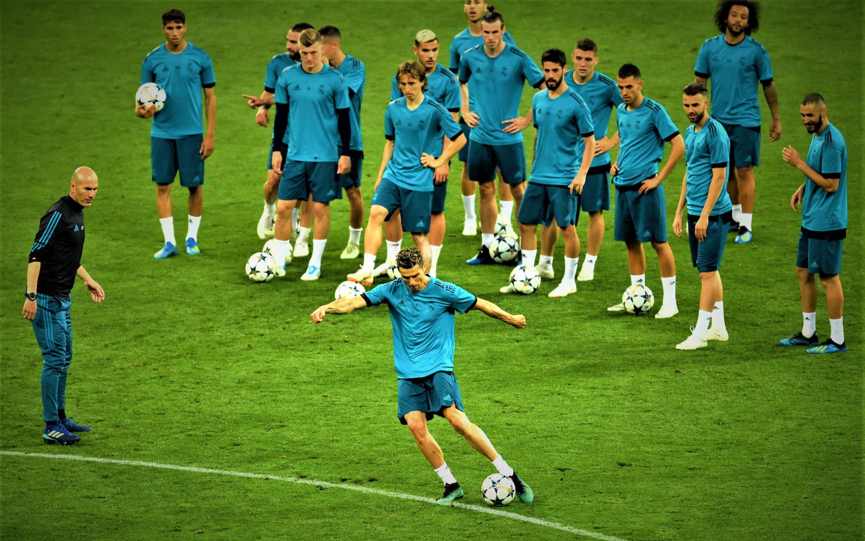 皇马球员集体训练备战关键比赛的简单介绍 皇马球员集体训练备战关键比赛的简单介绍