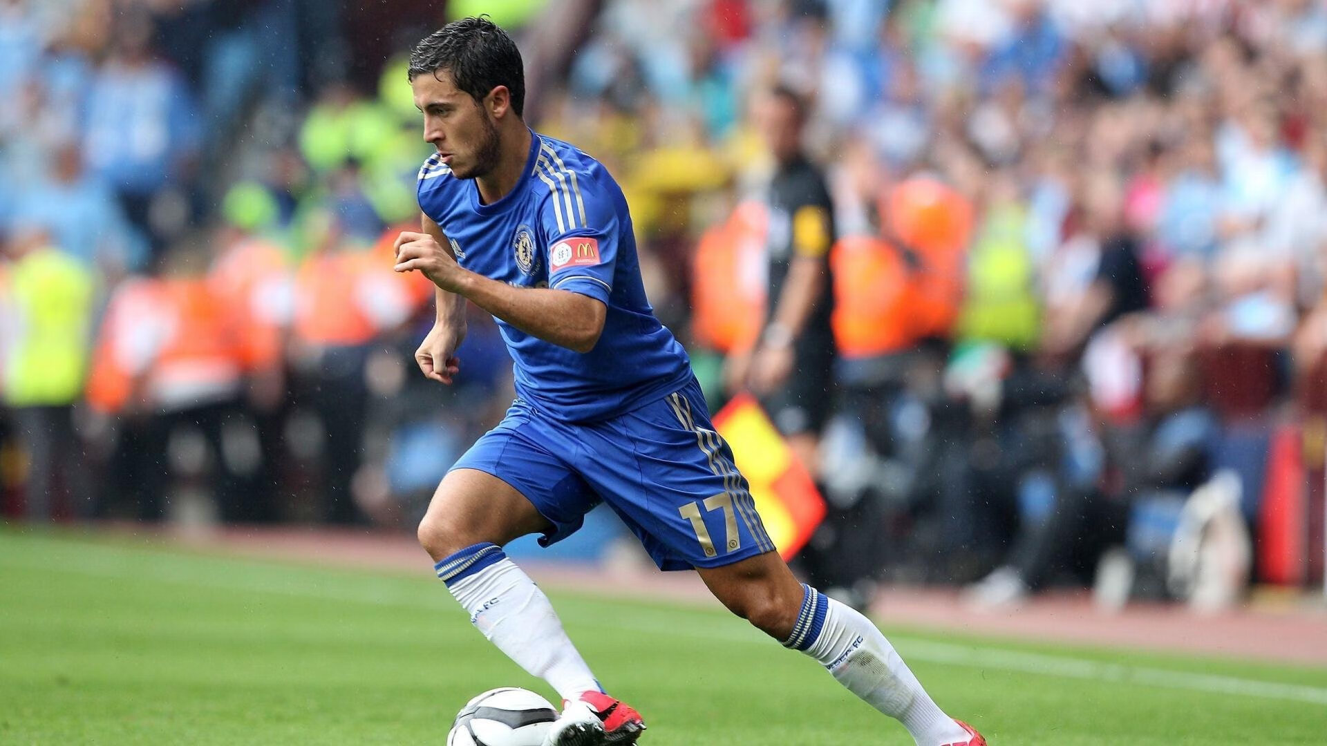 赛道与绿茵场的双重奏，阿圭罗F1争冠接管比赛，曼联连续得分压制毕尔巴鄂