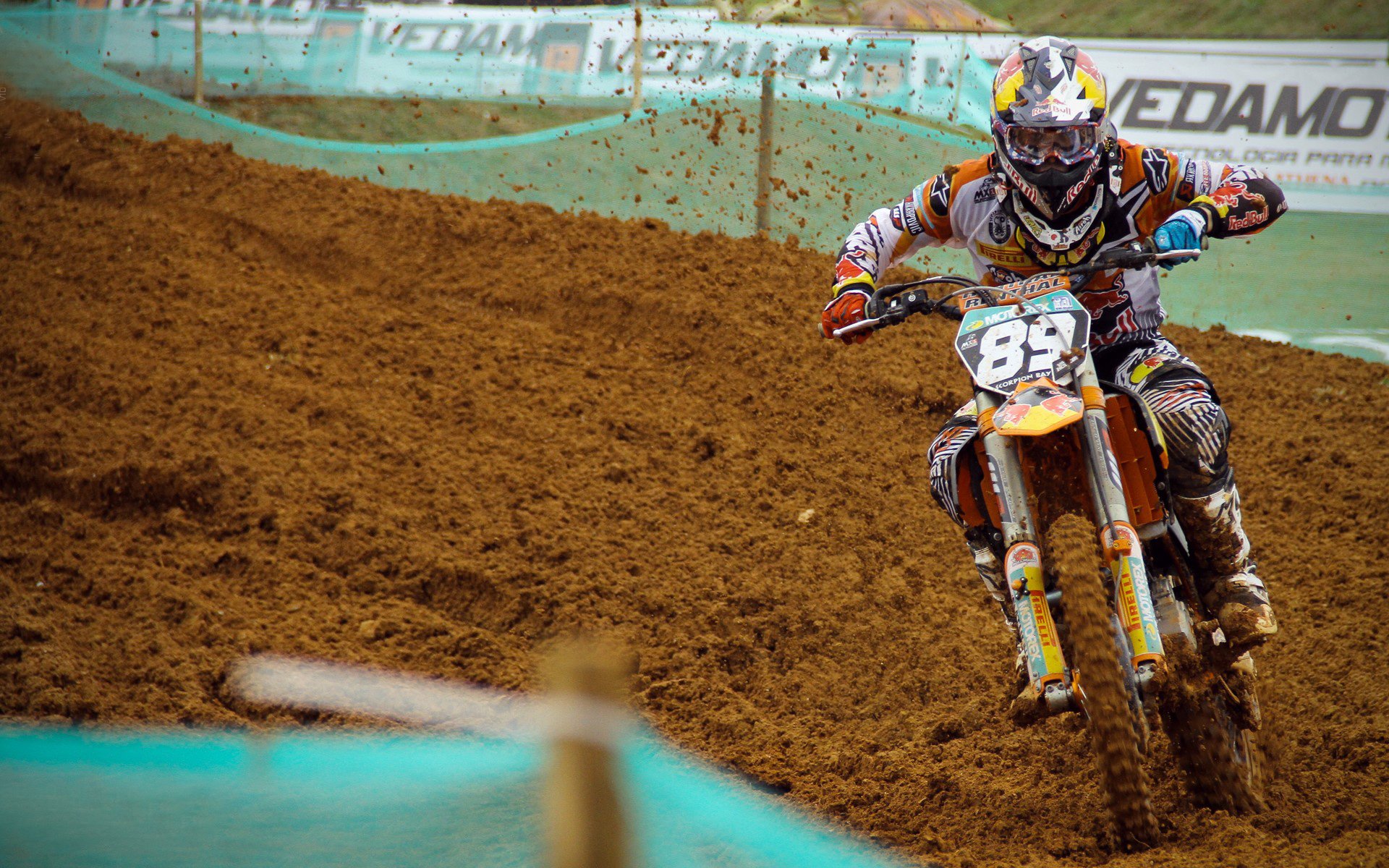 赛道与绿茵场，F1新赛季揭幕战与曼城力克西班牙的双重奏