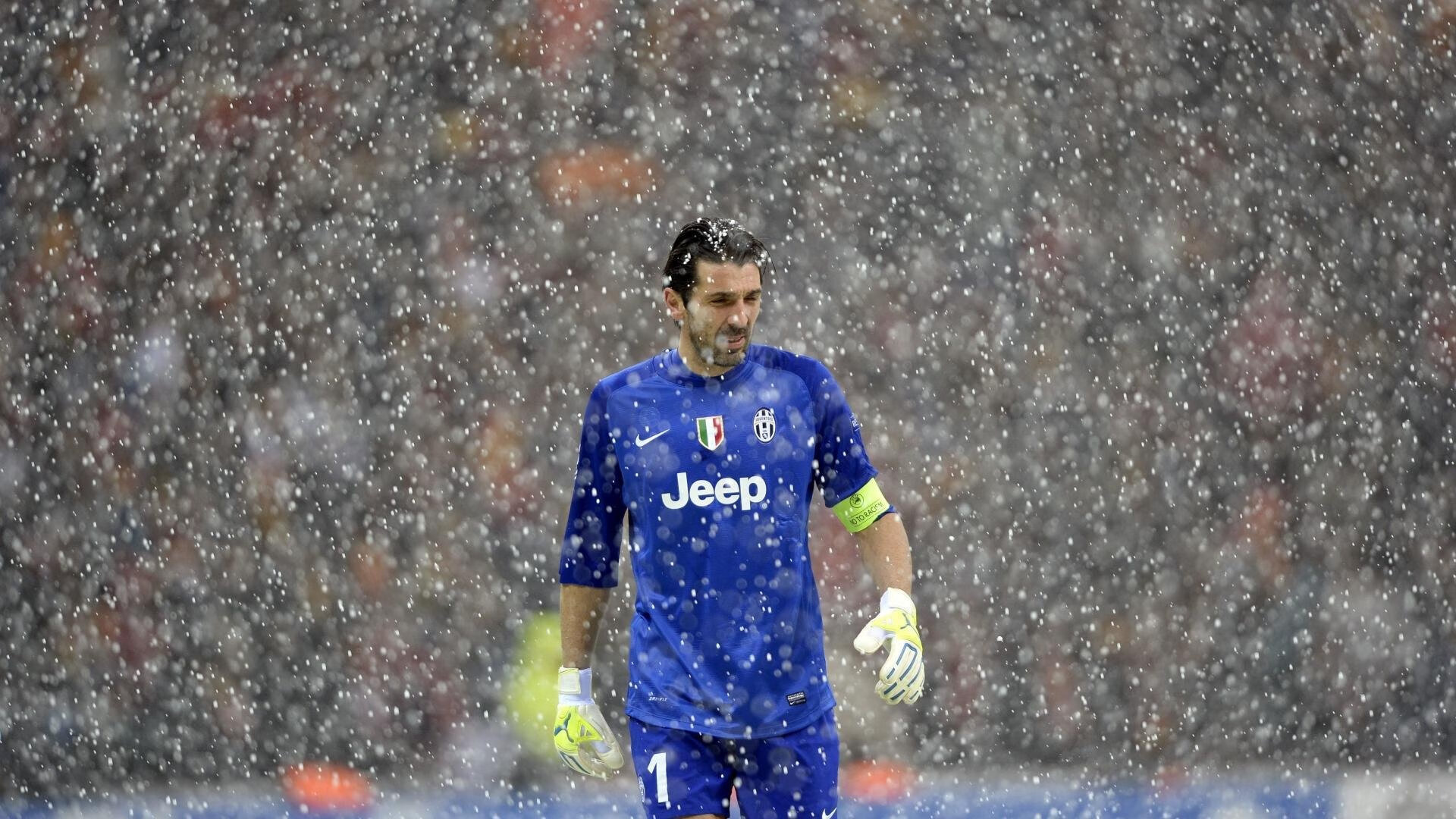 NBA季后赛之夜，阿圭罗关键回合不手软—当足球巨星跨界见证篮球传奇